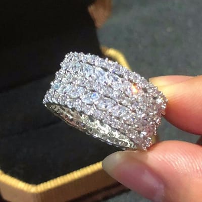 Caoshi Bague élégante en zircone cubique brillante pour femme Couleur argent Accessoires pour fête de mariage Noble Lady Shinning Jewelry 9 white
