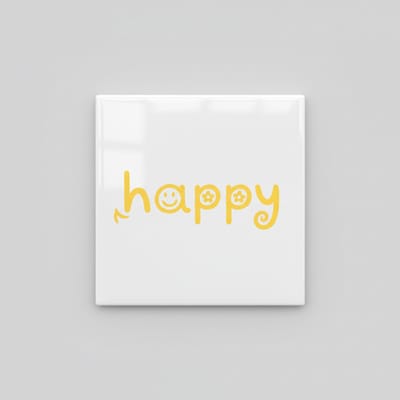 “Happy” Keramische Tegel met Smiley Typografie – Positieve Quote Wanddecoratie – 15 × 15 cm