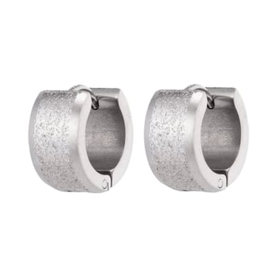 Aramat Jewels | Oorringen | Mat Zilverkleurige RVS Oorringen met Sandblasted Streep | | | |7mm | Staal | Volwassenen | Verkleurd niet