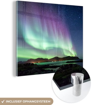 MuchoWow® Glasschilderij 50x50 cm - Schilderij acrylglas - Noorderlicht - Groen - Paars - Sterrenhemel - Meer - Berg - Foto op glas - Schilderijen