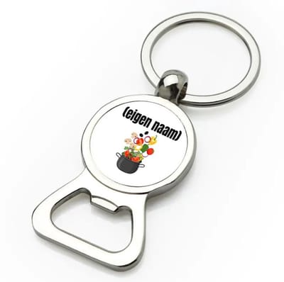Akyol - pan met groenten flesopener - Kok - iemand die goed kan koken - met eigen naam - leuk cadeau voor iemand die chefkok is - cadeau - kado - 9 bij 3 cm