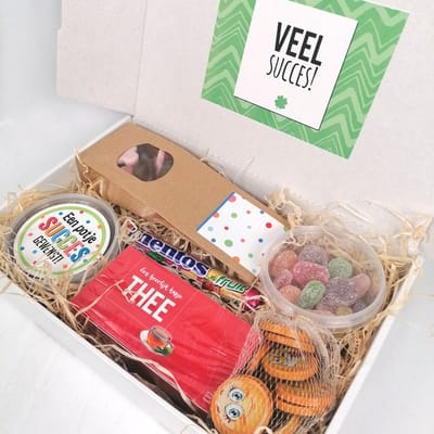 Cadeaupakket Veel Succes - Giftbox met Emoji Chocolade, Snoep, Thee & Mentos - Succes Cadeau - Man & Vrouw - Leuk als Examen of Nieuwe Baan Cadeau