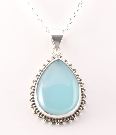 Bewerkte zilveren hanger met aqua chalcedoon aan ketting