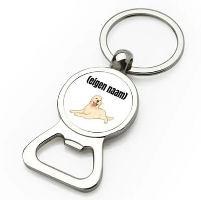 Akyol - liggende hond met eigen naam flesopener - Honden - honden liefhebbers - iemand die houdt van honden - verjaardag - cadeau - kado - 9 bij 3 cm
