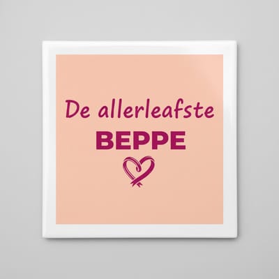 “De Allerleukste Beppe” Keramische Tegel met Hart Design – Liefdevolle Familie Quote Wanddecoratie – 15 × 15 cm