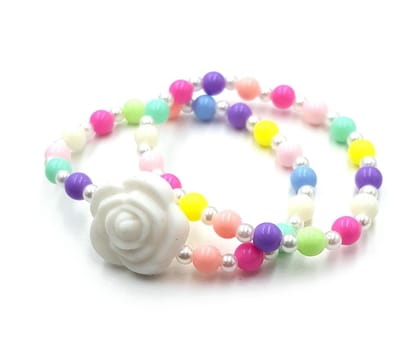 Dubbele kralenarmband voor meisjes met pastel kralen en witte roos