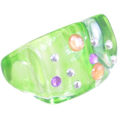 Behave - Ring - Trendy brede damesring – Groen acryl – Met gekleurde kristallen – Y2K & Retro stijl – Nikkelvrij