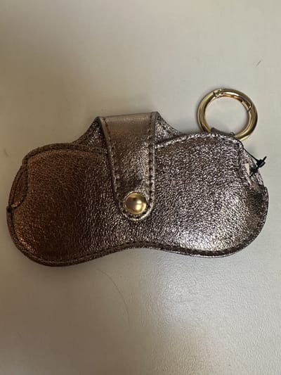 brillenkoker-leer-brons metallic- voor aan je tas/ jas te hangen