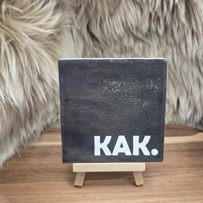 Robuust Wenstegeltje “KAK.” – 10X10CM – Humoristisch Cadeau – Trendy nu – Cadeau voor Nieuwe Woning, Housewarming of voor vriend(in) – Sfeervol en Persoonlijk – Zomaar - Wc decoratie – Decoratief Tegeltje met Standaard – Cadeau Idee