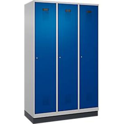 C+P Evolo Plus garderobekast, 3 vakken, 400 mm vakbreedte, met plint, rechts scharnierend, B 1200 x D 500 x H 1950 mm, cilinder, aluminium wit/ gentiaanblauw