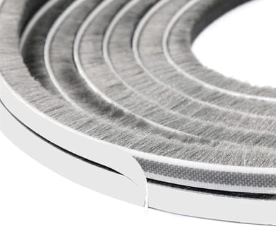 Dailygoods- Tochtscherm 5 Meter - Zelfklevende Borstelstrip - Geschikt voor Deuren - Geschikt voor Ramen - Vulopening 4-9 mm - Hoge Kwaliteit Materiaal - Tochtsluiting