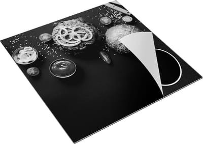 Chefcare Inductie Beschermer Hamburger Ingrediënten op een Zwarte Marmeren Plaat - Zwart Wit - 78x78 cm - Afdekplaat Inductie - Kookplaat Beschermer - Inductie Mat
