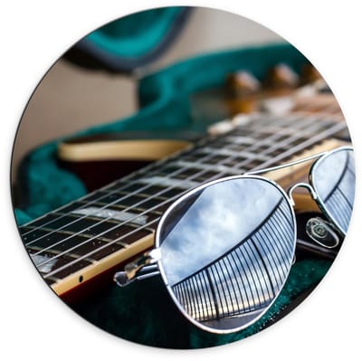 Dibond Wandcirkel - Gitaar met Zonnebril - 70x70cm Foto op Aluminium Wandcirkel (met ophangsysteem)