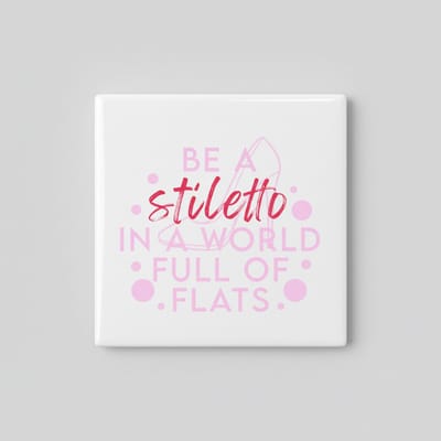 “Be a Stiletto in a World Full of Flats” Inspirerende Decoratieve Tegel – Motiverend Cadeau voor Vrouwen – Keramische Tegel 15×15 cm