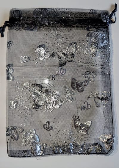 Organza zakjes - Mooi - 18 x 13 cm - 12 stuks – Prachtig – Delicaat – Snoep – Sieraden – Kleine cadeautjes – Decoratie – Feesten – Geschenkjes – ZWART MET VLINDERS - R 18x13