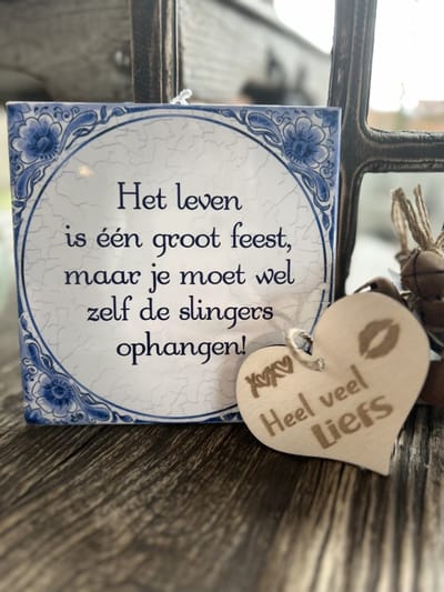 Creaties van Hier - Tegeltje Leven is feest met houten hartje - 15 cm – Keramiek