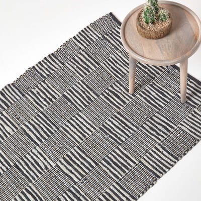 Homescapes Zwart en wit handgeweven leren vloerkleed met vierkant patroon 90 x 150 cm