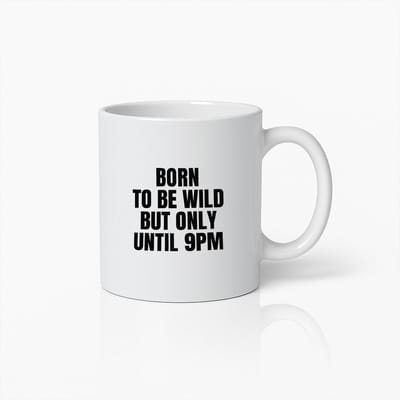 Koffiemok 330ml – "Geboren om wild te zijn maar alleen tot 21:00" Grappige Quote – Humoristisch Cadeau voor Vrienden, Collega’s, Kantoor, Thuis