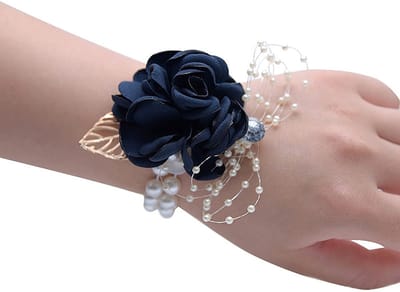 Dailygoods- Polscorsage met parels - Rozen Bloem - Boutonniere - Stretch Armband - Bruiloft/Bal/Feest - 7 x 9 cm - Bloemenpin
