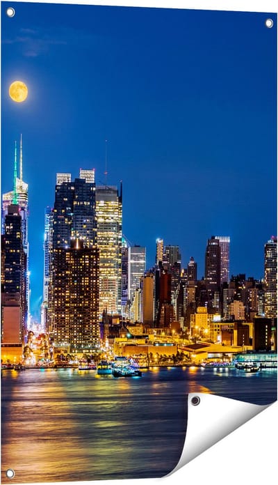 Gards Tuinposter Verlichte Skyline van New York met Volle Maan - 60x90 cm - Tuindoek - Tuindecoratie - Wanddecoratie buiten - Tuinschilderij