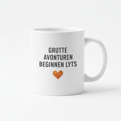 Inspirerende Friese Tekst Koffiemok “Grutte Avonturen Begjinne Lyts” – Minimalistisch Hart Design – Keramische Mok 330 ml