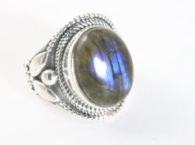 Zware bewerkte zilveren ring met labradoriet - maat 17.5