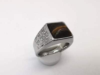 RVS Edelsteen Tijgeroog zilverkleurig Griekse design Ring. Maat 21. Vierkant ringen met beschermsteen. geweldige ring zelf te dragen of iemand cadeau te geven.