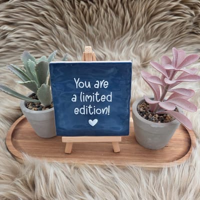 Robuust Wenstegeltje – You Are a Limited Edition – Speels – Hip trendy tegeltje – 10x10 cm – Uniek Cadeau voor Vriendin, Juf, Tante, Zus of Collega – Stijlvolle Woondecoratie met Boodschap – Trendy nu – Decoratief Tegeltje met Standaard – Cadeau Idee