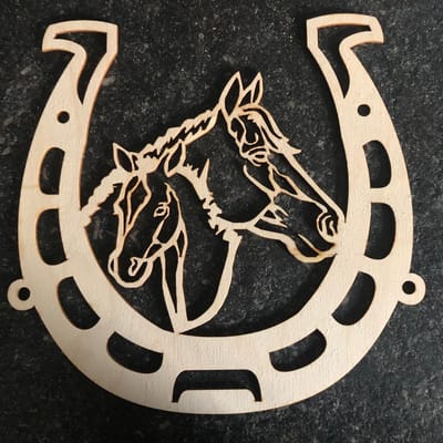Serenti- wanddecoratie- Paard & Veulen in hoefijzer-FSC berkentriplex-afmeting 30x 28 cm