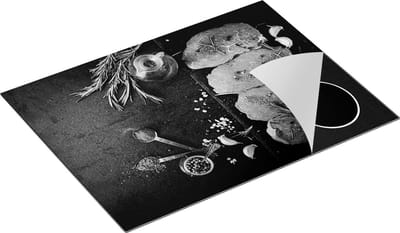 Chefcare Inductie Beschermer Vlees met Kruiden op een Marmeren Plaat - Zwart Wit - 70x50 cm - Afdekplaat Inductie - Kookplaat Beschermer - Inductie Mat