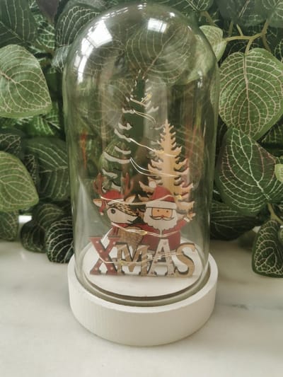 Snowglobe Beeldje kerst met led lichtjes XMAS kerstsparren met Kerstman en Rendier en de letters XMAS Ø9cmx16,5cm H