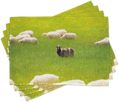 ABAKUHAUS Natuurlijke placematten, Zwart schaap tussen witte geiten in een grasveld-weide-landschap, tafeldecoratie van kleurvaste stof voor eetkamer en keuken, varen groen creme
