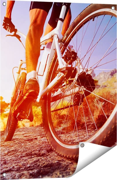 Gards Tuinposter Mountainbike Fietser op Stenen bij Zonsopgang - 60x80 cm - Tuindoek - Tuindecoratie - Wanddecoratie buiten - Tuinschilderij