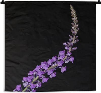 Wandkleed De lavendel - Enkele paarse lavendel op zwarte achtergrond Wandkleed katoen 60x60 cm - Wandtapijt met foto