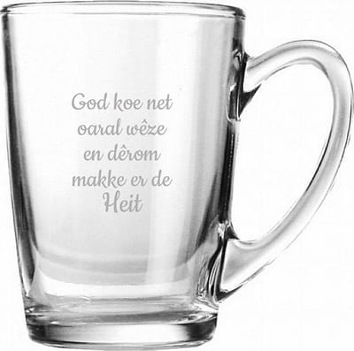 Theeglas gegraveerd - 32cl - God koe net oaral wêze en dêrom makke er de Heit