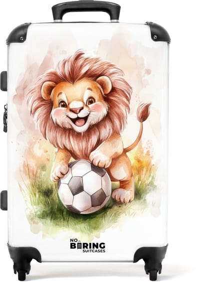 NoBoringSuitcases.com® - Kinderkoffer jongen - Kindertrolley jongens - Speelse leeuw met voetbal op grasveld - Koffer kind groot - Rolkoffer lichtgewicht - Reiskoffer met 4 wielen - Grote trolley XL - 20 kg bagage