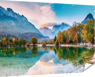 Gards Tuinposter Meer in de Bergen met een Geit Standbeeld - 180x120 cm - Tuindoek - Tuindecoratie - Wanddecoratie buiten - Tuinschilderij