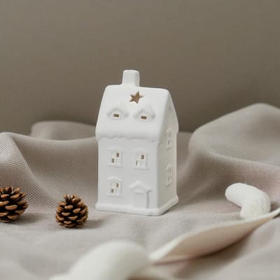 Porseleinen huisje met twee dakkapellen - Wit - 9,2x8x16,7 cm