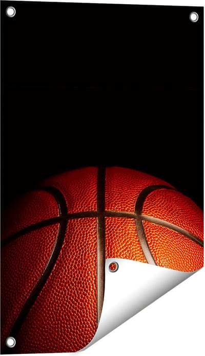 Gards Tuinposter Basketbal op een Zwarte Achtergrond - 40x60 cm - Tuindoek - Tuindecoratie - Wanddecoratie buiten - Tuinschilderij
