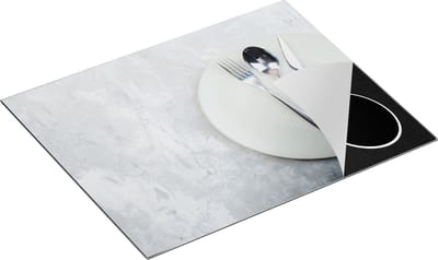 Chefcare Inductie Beschermer Bestek met een Bord op Witte Marmer - 65x50 cm - Afdekplaat Inductie - Kookplaat Beschermer - Inductie Mat