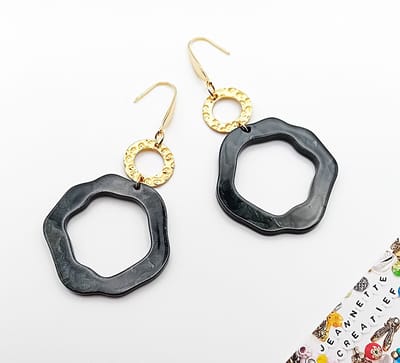 Jeannette-Creatief® - Resin - Resin Oorbellen Organic Zwart met Leopard Gouden RVS Tussenstukken - Dames Oorbellen - Organisch Gevormde Oorbellen - Zwarte Oorbellen - Oorbellen - Gouden RVS Oorbelhaakjes