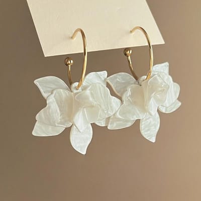 2024 Nouvelles boucles d'oreilles créoles en résine blanche verte marron à la mode pour femmes, bijoux tendance, boucles d'oreilles de déclaration, vente en gros blanc