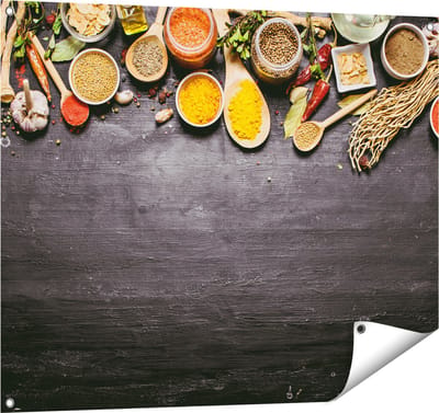 Gards Tuinposter Indiase Kruiden op een Zwarte Tafel - 100x80 cm - Tuindoek - Tuindecoratie - Wanddecoratie buiten - Tuinschilderij