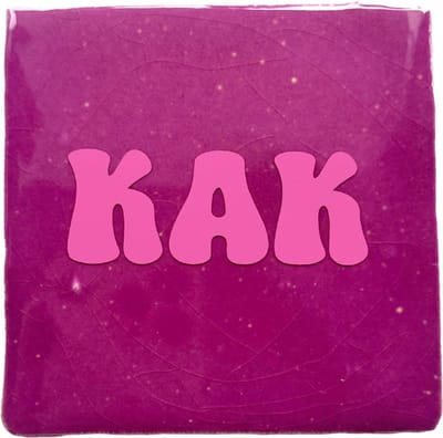 Snoes Spreuktegel – KAK. – Lila met Lichtroze – Hippie Style Font – Inclusief Gratis Plakhaakje – Handgemaakt Keramiek 10x10 cm – Pastel Retro – Grappig Cadeau – Wanddecoratie