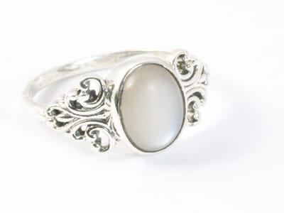 Fijne bewerkte zilveren ring met grijze maansteen - maat 15.5