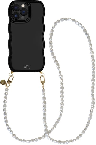 xoxo Wildhearts Glossy Wavy Cord Case Zwart - Geschikt voor iPhone 12 Pro - Pearlfection - Lang koord - Glimmend telefoonhoesje met golven - Hoesje met koord - Parelketting - lang telefoonkoord - Zwart hoesje - Lange variant koord