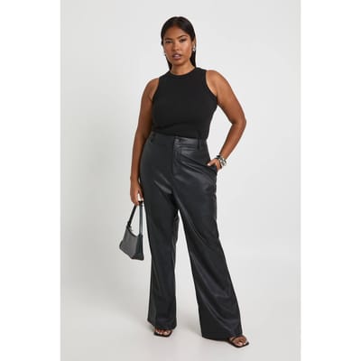 boohoo Dames Plus Kunstleren Flared Broek | Black | Maat: 28