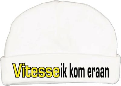 Babymutsje met de tekst: Vitesse ik kom eraan !