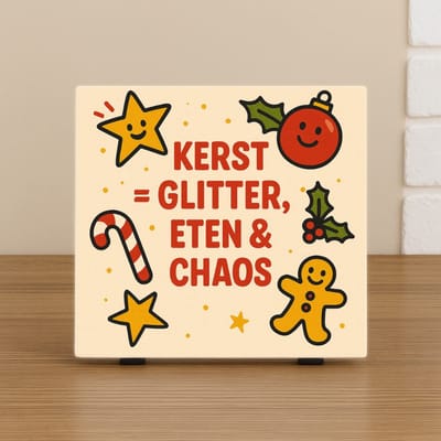Spreuk Tegel 10,5x10,5cm – Kerst = Glitter, Eten & Chaos – Humor Kerst Cadeau – Trendy Nu –Decoratie – Zomaar