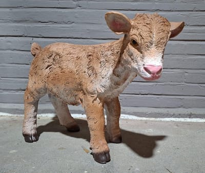 Realistisch Geitje Lam Tuinbeeld - Polystone Jonge Geit Beeldje 32 cm Hoog - Landelijke Decoratie voor Binnen en Buiten - Sfeervol Dierenbeeld - Bruin